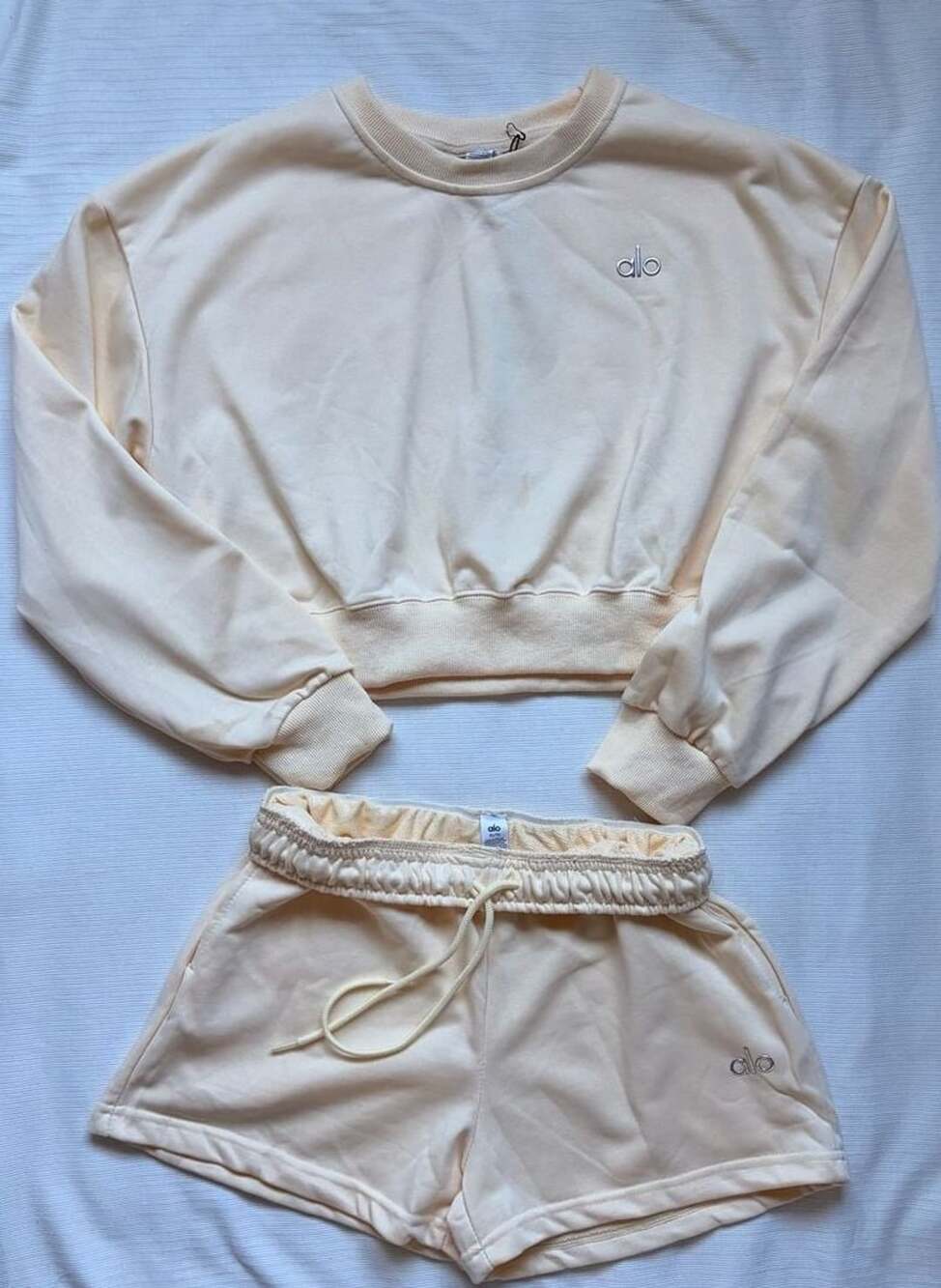 Alo Yoga Sweatshirt Shorts Set Size XL Cream